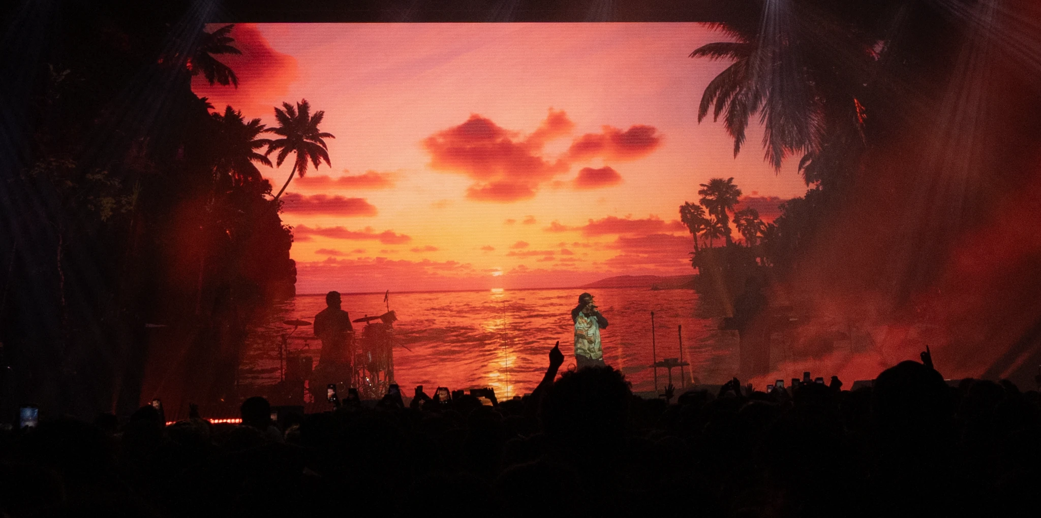 Danny Ocean performing against realtime tour visuals